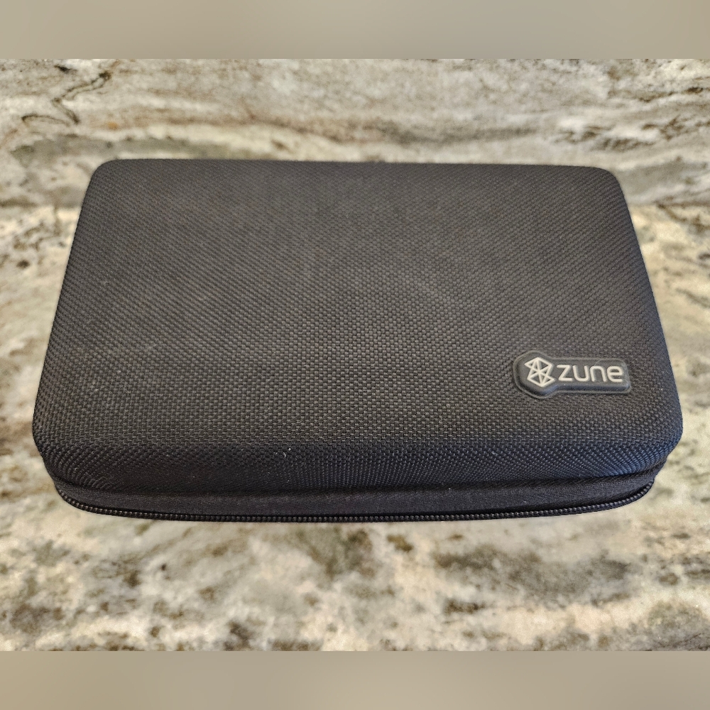Microsoft Zune Limited Edition W Zune Dock Pack and Case - Picture 14 of 16